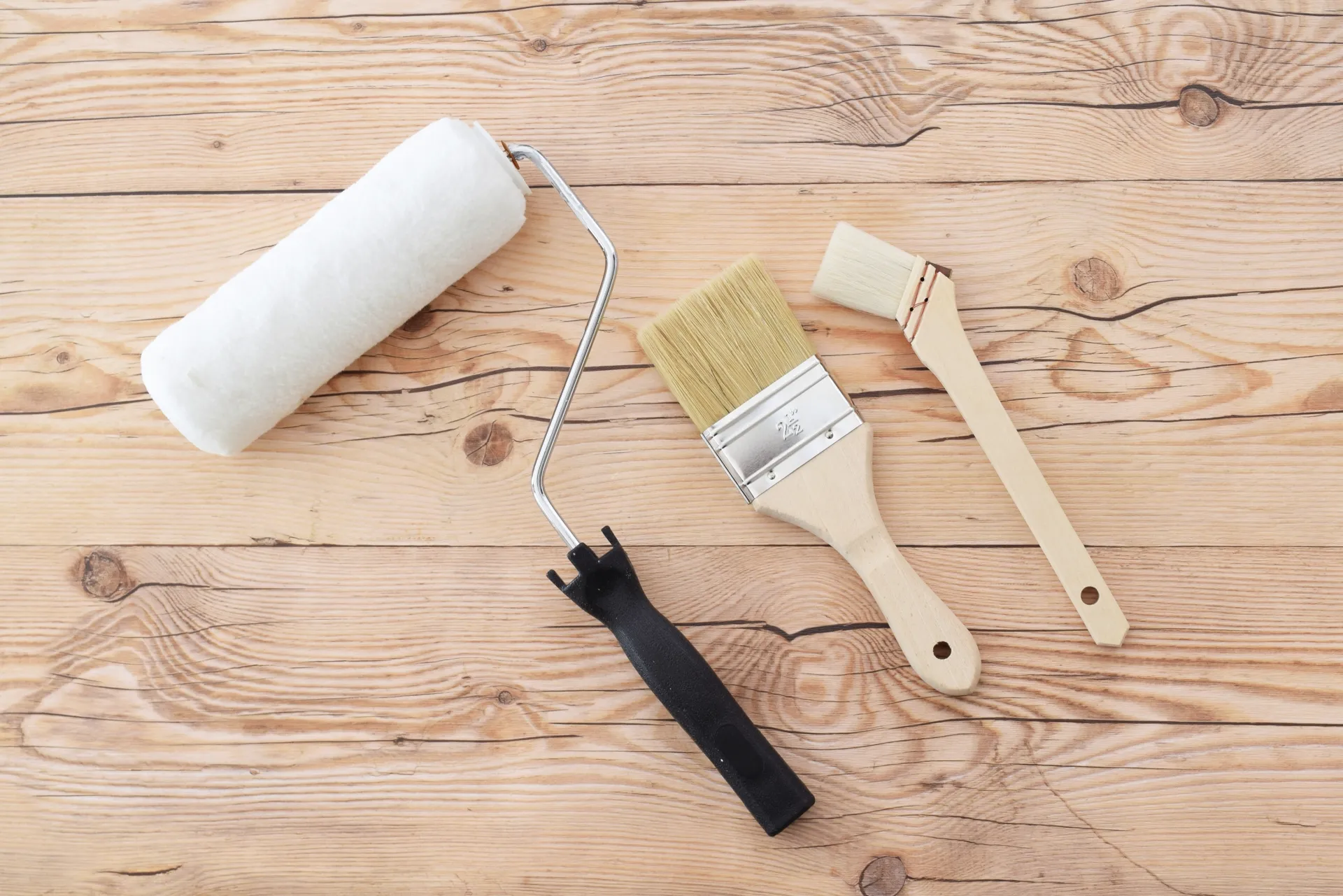 アルミサッシ塗装に使用する道具が3つ並んでいるのイメージ画像