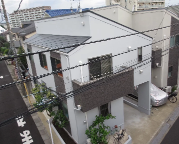 ホワイトとブラウンで明るく塗り替えた一軒家（施工後）