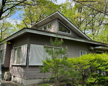 くすんだ外壁の林の中の住宅(施工前)