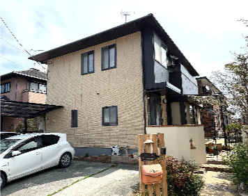 温かみのあるベージュとブラウンで塗り替えた戸建て(施工後)
