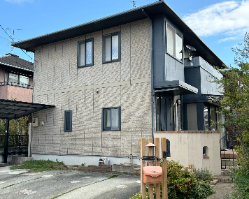 汚れて色あせたベージュ系サイディングの戸建て(施工前)