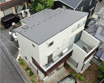 ダークグレーの金属屋根と明るいホワイト外壁に一新した戸建て(施工後)