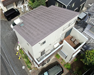 色あせた屋根とベージュ系外壁の戸建て(施工前)
