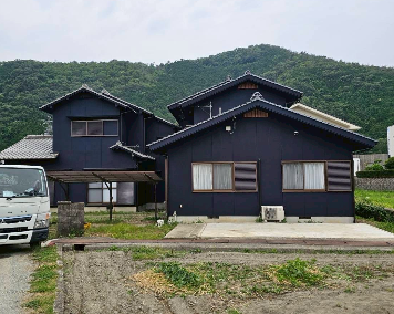 深みのある濃色に塗り替えた戸建て(施工後)