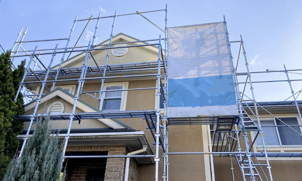外壁塗装工事中の家の画像