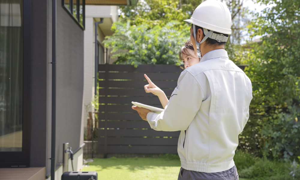 外壁塗装の工程を説明する作業員の画像
