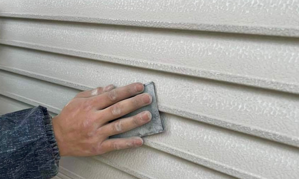 業者に修理依頼が必要な雨戸の症状と費用相場