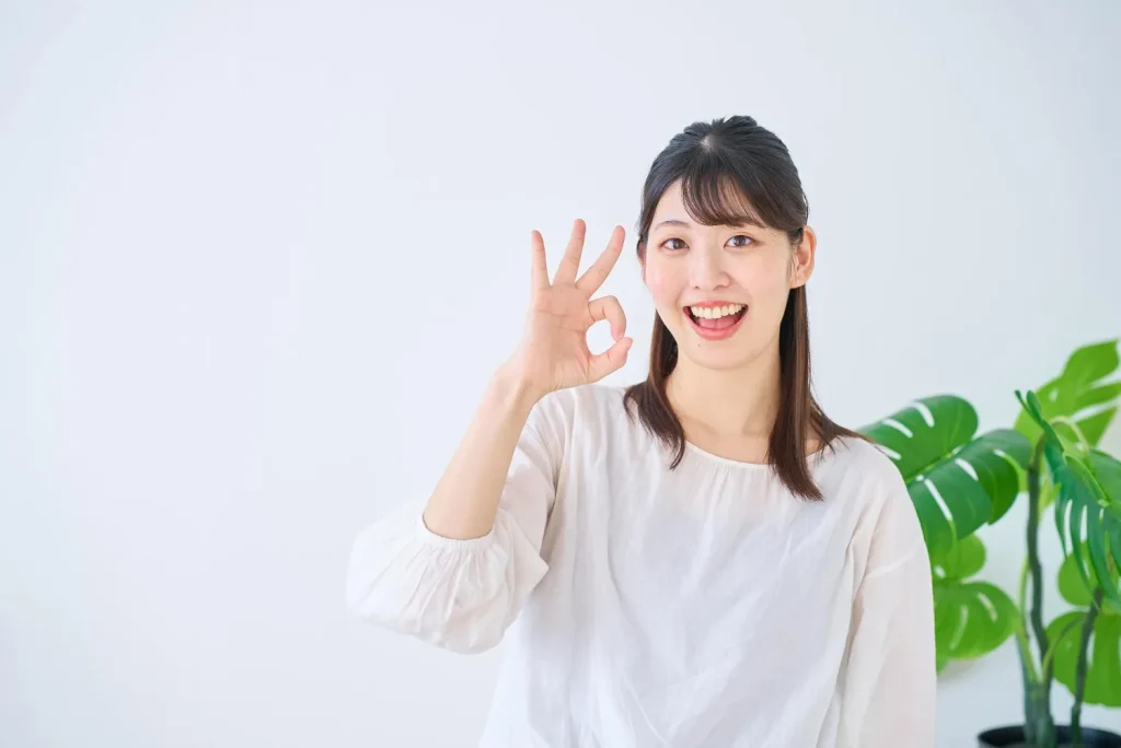 外壁塗装費用を抑えるには、外壁と屋根の同時施工で足場代を節約する、劣化が進む前に塗装する、居住予定年数に合った塗料を選ぶ、同条件で3社以上の相見積もりを取る、の4つが特に効果的です。
自治体の助成金も活用できる場合があります。