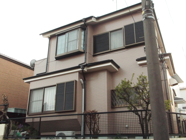 〈REFORM DATA〉

種　　別：一戸建て (築21年)
外壁下地：モルタル／サイディング
屋根下地：スレート瓦
工事内容：外壁塗装・屋根塗装工事（工期：約10日間）
外壁塗料：弱溶剤ペンタシリコンコート(JC-24)
屋根塗料：ペンタマイルドシリコン (MS-9)

〈SHOP DATA〉

担当店舗：横浜店　営業担当：宮内 啓助/益田 極　施工管理：森田 渉