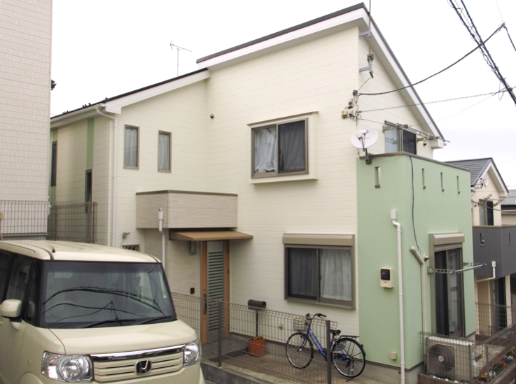 〈REFORM DATA〉

種　　別：一戸建て (築10年)
外壁下地：サイディング
屋根下地：スレート瓦
工事内容：外壁塗装・屋根塗装工事（工期：約15日間）
外壁塗料：水性ペンタシリコンコート(SC-02) / 水性ペンタシリコンコート(SC-10)
屋根塗料：ペンタマイルドウレタン (MU-09)

〈SHOP DATA〉

担当店舗：横浜店　営業担当：宮内 啓助/益田 極　施工管理：益田 極