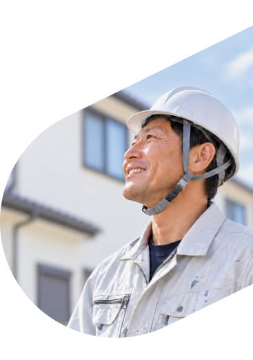 ヘルメットをかぶった塗装職人