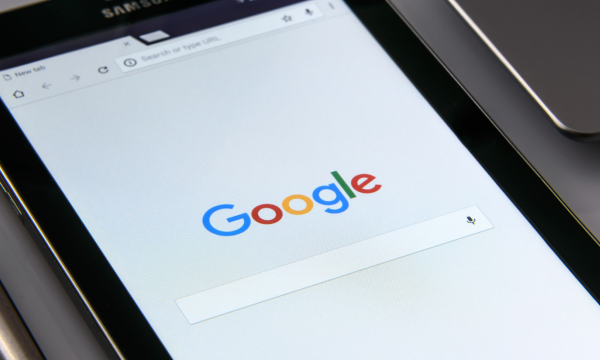 検索エンジンがスマートフォンの画面に映し出されている。