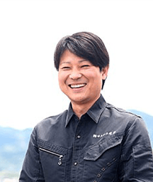 隅屋 裕之の近影写真。