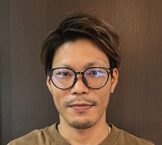 西脇 務の近影写真。